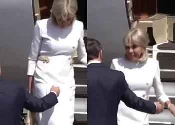 (VIDEO) Brigitte Macron opet je posramila Emmanuela i opet ispred aviona