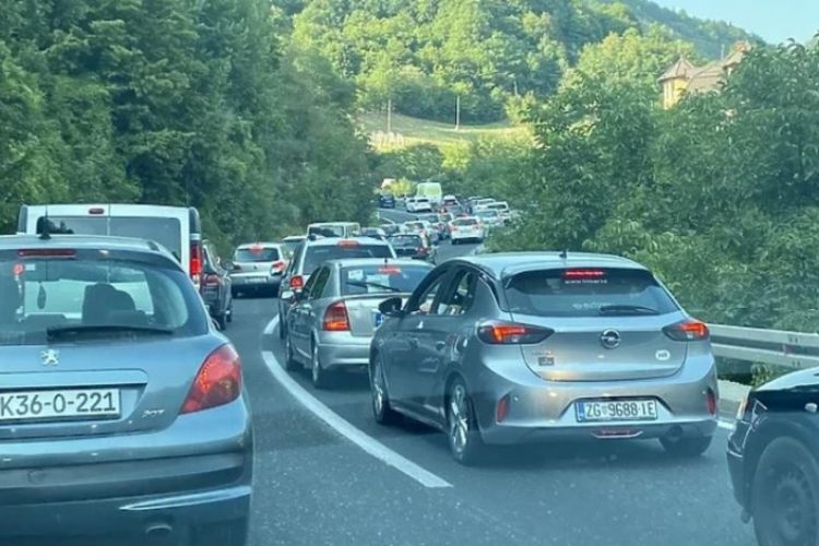 Gužve na M-17 i graničnim prijelazima, preporučuju se alternativni pravci