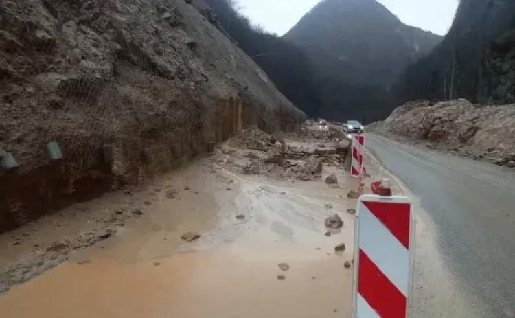 Tragedija kod Foče: Odron stijene usmrtio suvozača, vozač teško ozlijeđen