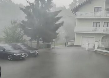 (VIDEO) Jako nevrijeme pogodilo Bihać, vjetar nosio sve