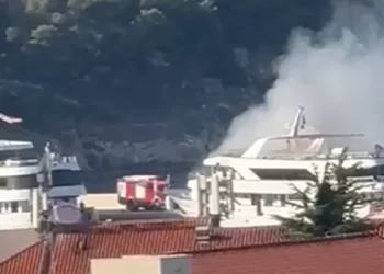 (VIDEO) Gorio brod Casanova u Makarskoj