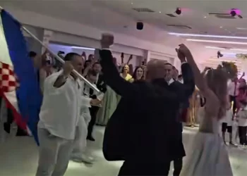 Pogledajte ulazak mladenaca uz “Bojnu Čavoglave” koji je podijelio javnost