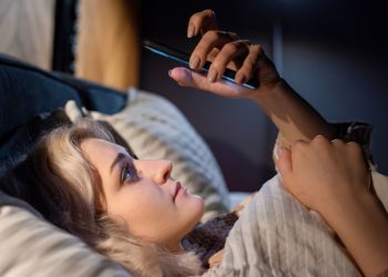 Evo koji su rizici spavanja uz mobitel