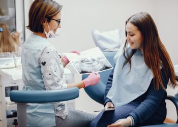 Stomatolozi upozoravaju: Trudnoća može utjecati na zdravlje zubi i desni, a evo kako se zaštititi
