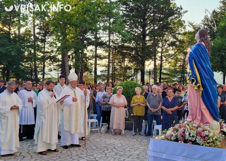 (VIDEO) Pogledajte atmosferu ispred stadiona u Mostaru pred utakmicu Zrinjskog
