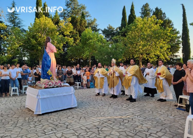 Široki Brijeg: Veliki broj vjernika na šestoj devetnici Velikoj Gospi