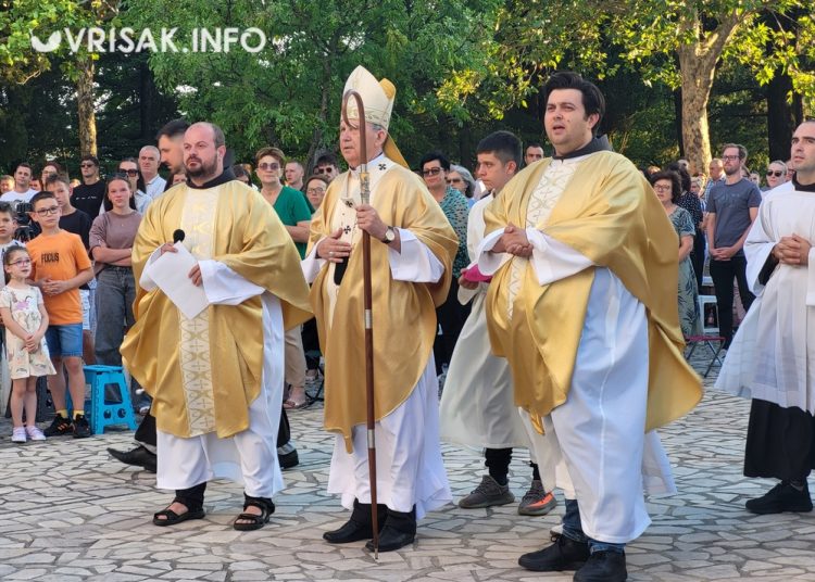 Široki Brijeg: Veliki broj vjernika na šestoj devetnici Velikoj Gospi