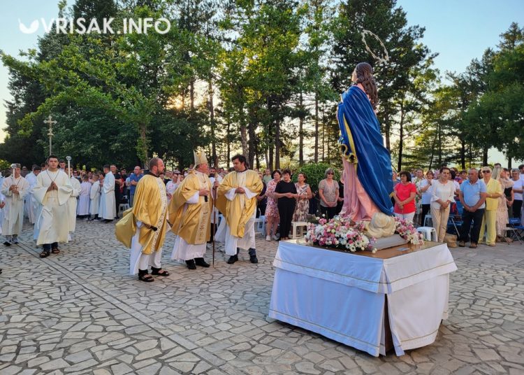 Široki Brijeg: Veliki broj vjernika na šestoj devetnici Velikoj Gospi