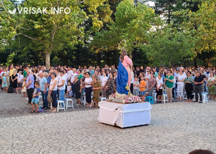Široki Brijeg: Veliki broj vjernika na šestoj devetnici Velikoj Gospi