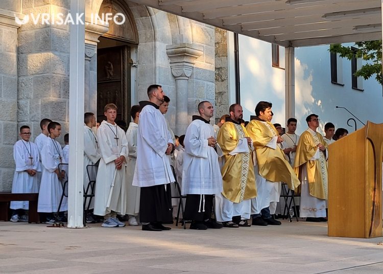 Široki Brijeg: Veliki broj vjernika na šestoj devetnici Velikoj Gospi