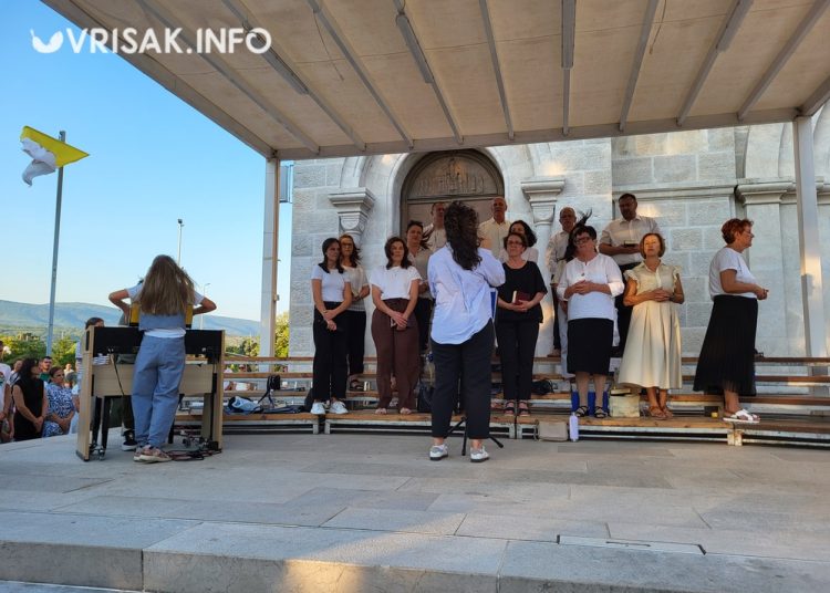 Široki Brijeg: Veliki broj vjernika na šestoj devetnici Velikoj Gospi