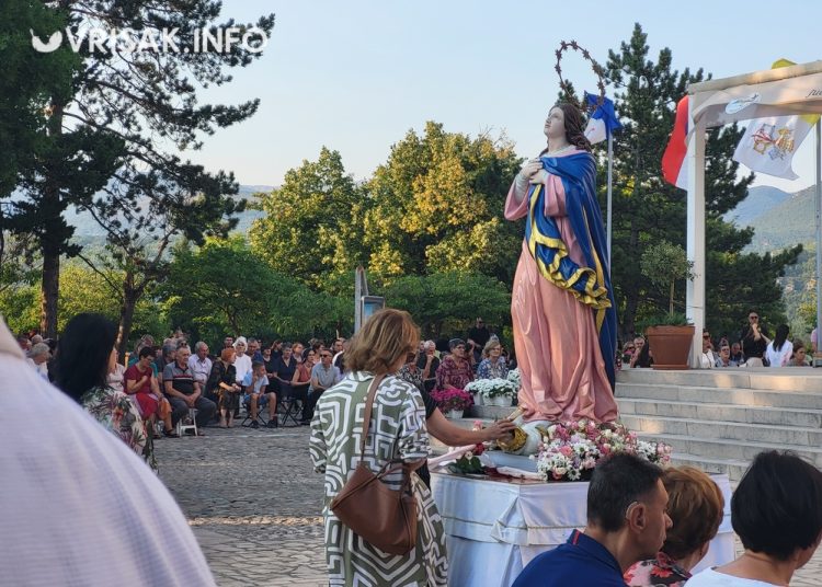 Široki Brijeg: Osma večer devetnica Velikoj Gospi okupila veliki broj vjernika