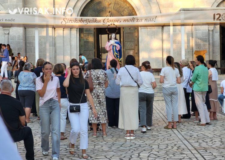 Široki Brijeg: Osma večer devetnica Velikoj Gospi okupila veliki broj vjernika
