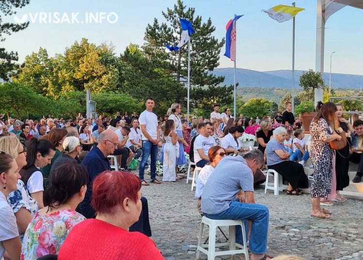 Široki Brijeg: Osma večer devetnica Velikoj Gospi okupila veliki broj vjernika