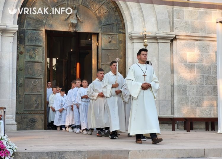 Široki Brijeg: Osma večer devetnica Velikoj Gospi okupila veliki broj vjernika