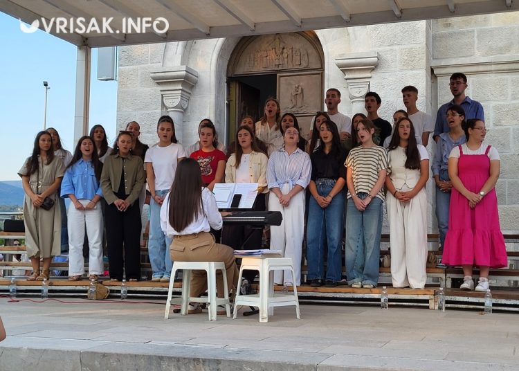 Široki Brijeg: Osma večer devetnica Velikoj Gospi okupila veliki broj vjernika