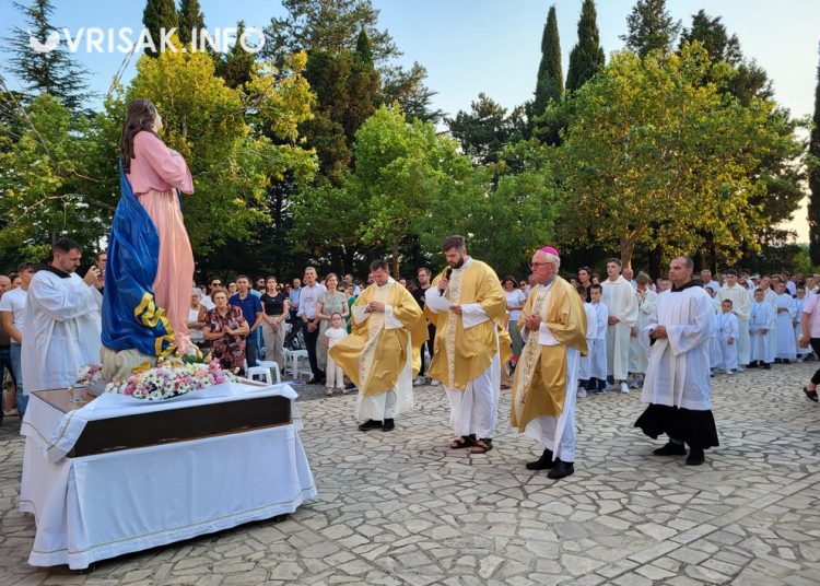 Široki Brijeg: Osma večer devetnica Velikoj Gospi okupila veliki broj vjernika