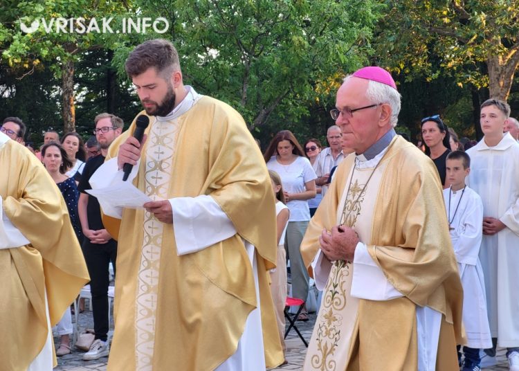 Široki Brijeg: Osma večer devetnica Velikoj Gospi okupila veliki broj vjernika