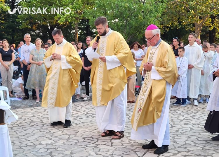 Široki Brijeg: Osma večer devetnica Velikoj Gospi okupila veliki broj vjernika