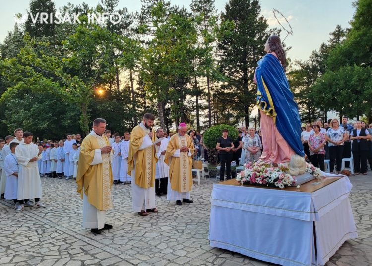 Široki Brijeg: Osma večer devetnica Velikoj Gospi okupila veliki broj vjernika