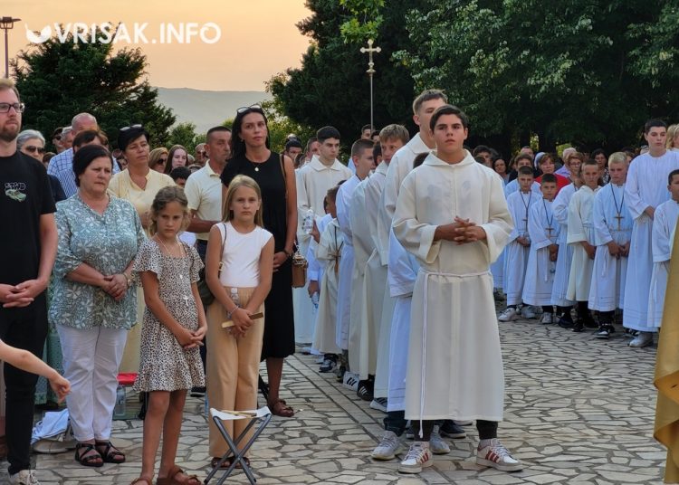 Široki Brijeg: Osma večer devetnica Velikoj Gospi okupila veliki broj vjernika