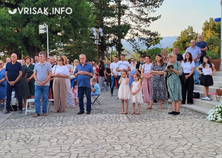 Široki Brijeg: Osma večer devetnica Velikoj Gospi okupila veliki broj vjernika