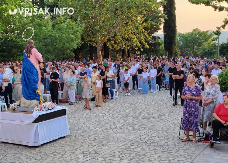 Široki Brijeg: Osma večer devetnica Velikoj Gospi okupila veliki broj vjernika