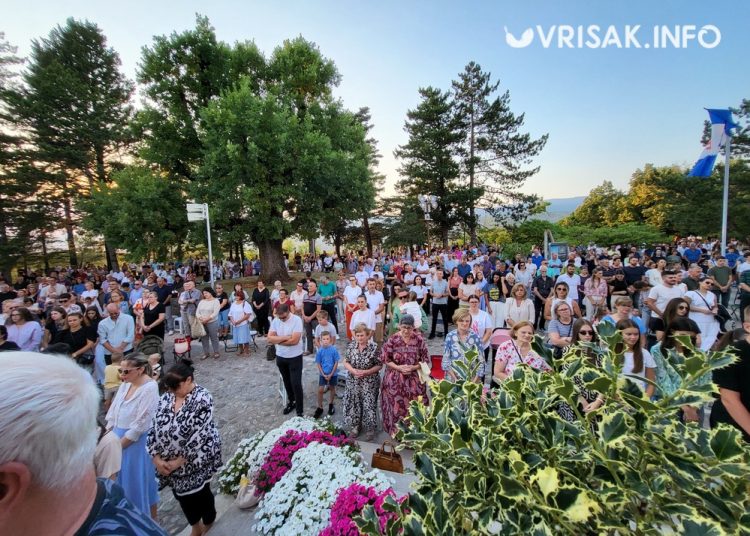 Široki Brijeg: Osma večer devetnica Velikoj Gospi okupila veliki broj vjernika
