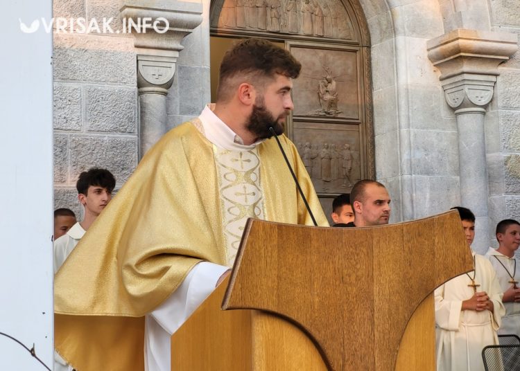 Široki Brijeg: Osma večer devetnica Velikoj Gospi okupila veliki broj vjernika