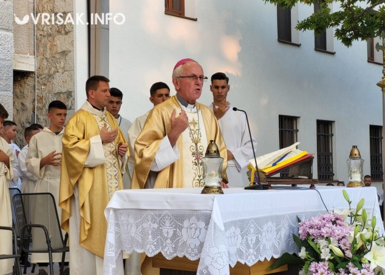 Široki Brijeg: Osma večer devetnica Velikoj Gospi okupila veliki broj vjernika