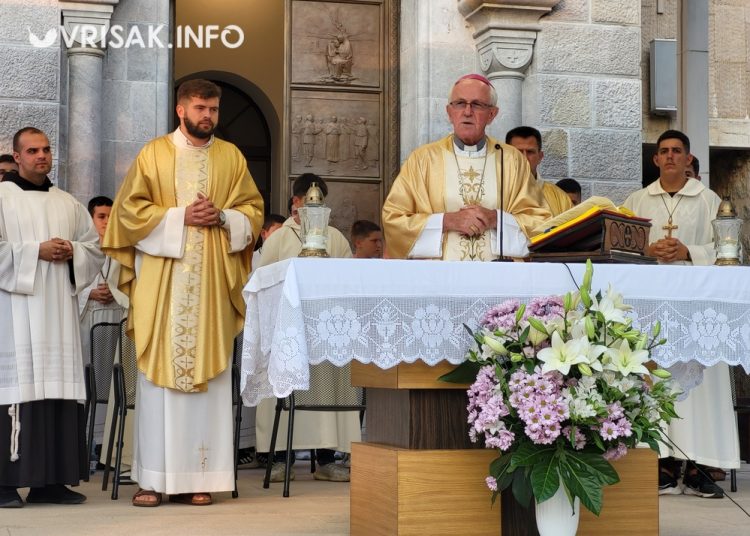Široki Brijeg: Osma večer devetnica Velikoj Gospi okupila veliki broj vjernika