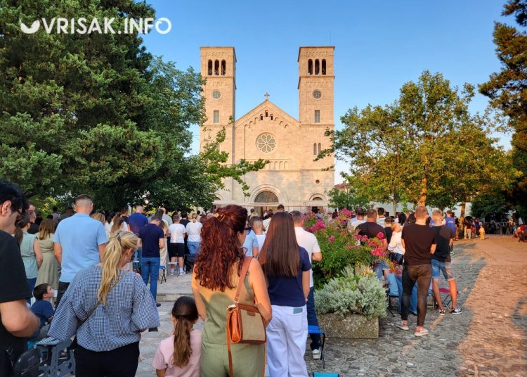 Široki Brijeg: Osma večer devetnica Velikoj Gospi okupila veliki broj vjernika