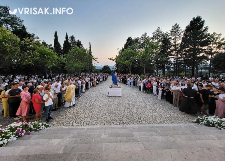 Široki Brijeg: Osma večer devetnica Velikoj Gospi okupila veliki broj vjernika