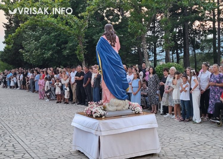 Široki Brijeg: Osma večer devetnica Velikoj Gospi okupila veliki broj vjernika