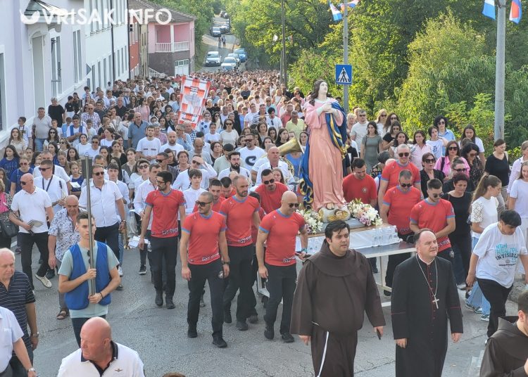 Široki Brijeg: Mnoštvo vjernika na procesiji i Uočnici Velike Gospe