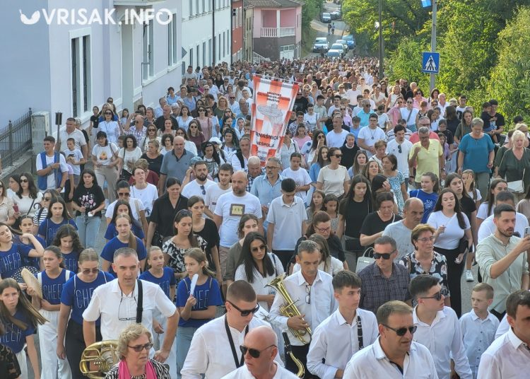 Široki Brijeg: Mnoštvo vjernika na procesiji i Uočnici Velike Gospe