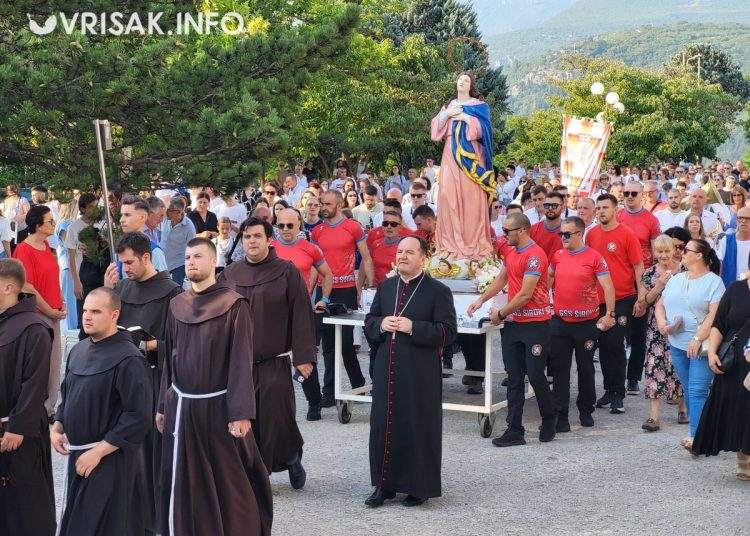Široki Brijeg: Mnoštvo vjernika na procesiji i Uočnici Velike Gospe