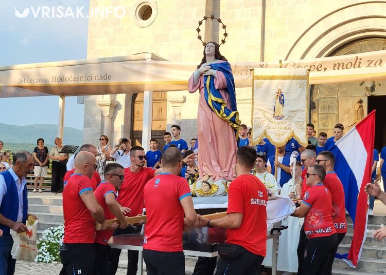 Široki Brijeg: Mnoštvo vjernika na procesiji i Uočnici Velike Gospe
