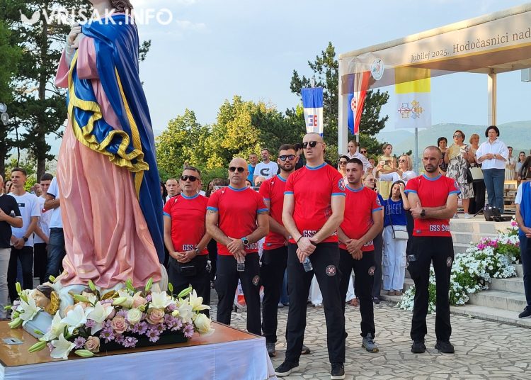 Široki Brijeg: Mnoštvo vjernika na procesiji i Uočnici Velike Gospe