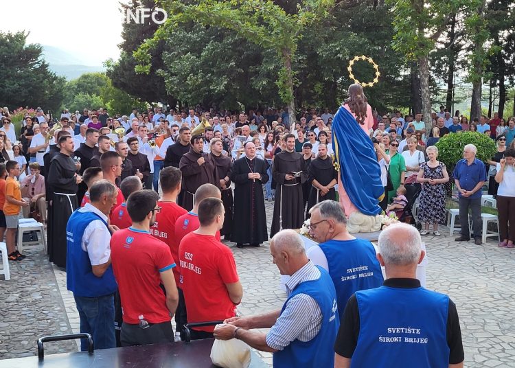 Široki Brijeg: Mnoštvo vjernika na procesiji i Uočnici Velike Gospe