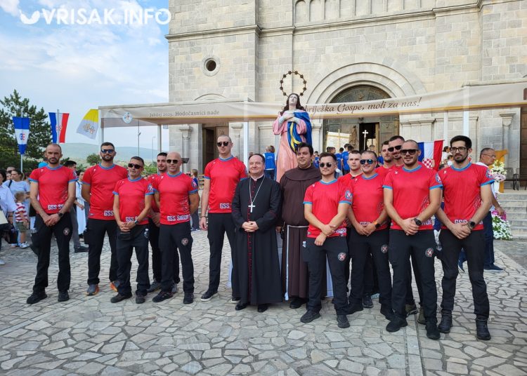 Široki Brijeg: Mnoštvo vjernika na procesiji i Uočnici Velike Gospe