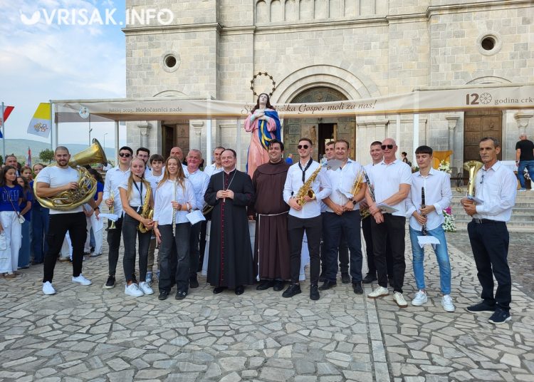 Široki Brijeg: Mnoštvo vjernika na procesiji i Uočnici Velike Gospe