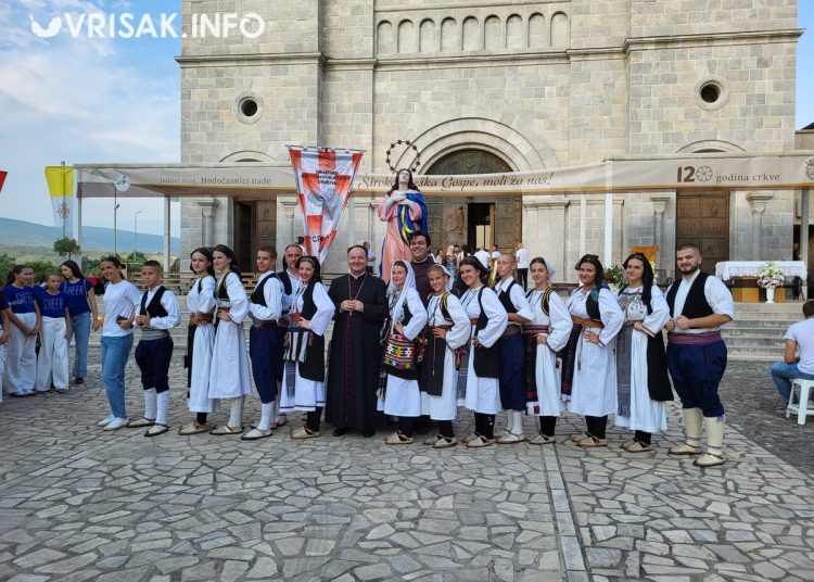 Široki Brijeg: Mnoštvo vjernika na procesiji i Uočnici Velike Gospe