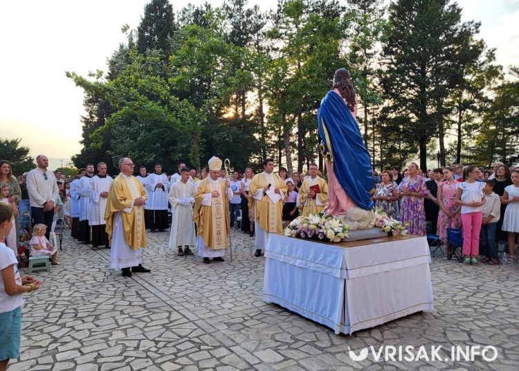 Široki Brijeg: Mnoštvo vjernika na procesiji i Uočnici Velike Gospe