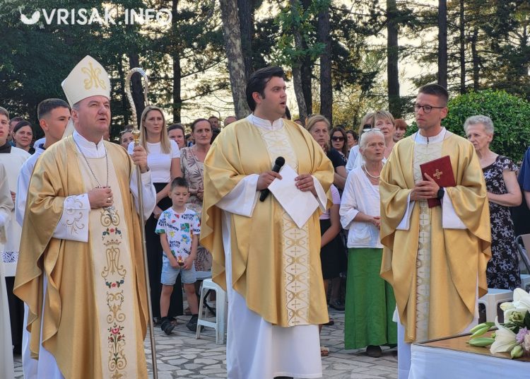 Široki Brijeg: Mnoštvo vjernika na procesiji i Uočnici Velike Gospe