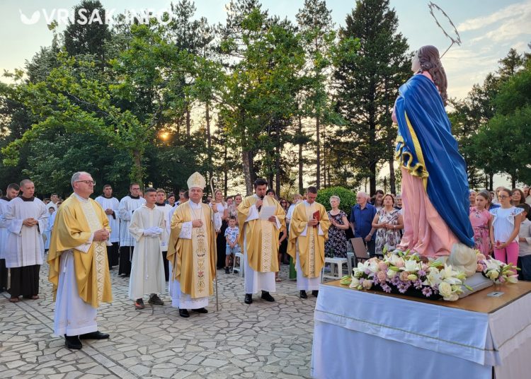 Široki Brijeg: Mnoštvo vjernika na procesiji i Uočnici Velike Gospe