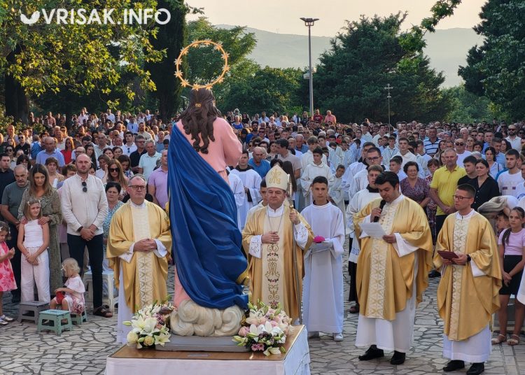 Široki Brijeg: Mnoštvo vjernika na procesiji i Uočnici Velike Gospe