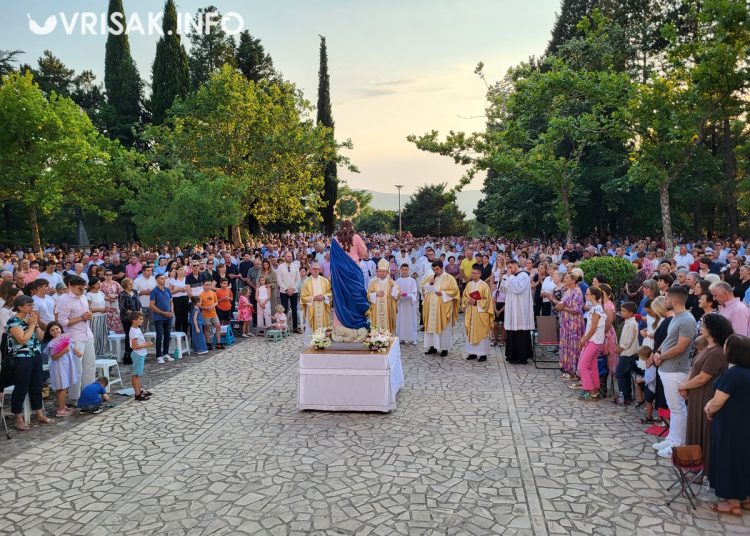Široki Brijeg: Mnoštvo vjernika na procesiji i Uočnici Velike Gospe