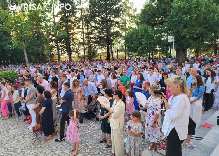 Široki Brijeg: Mnoštvo vjernika na procesiji i Uočnici Velike Gospe