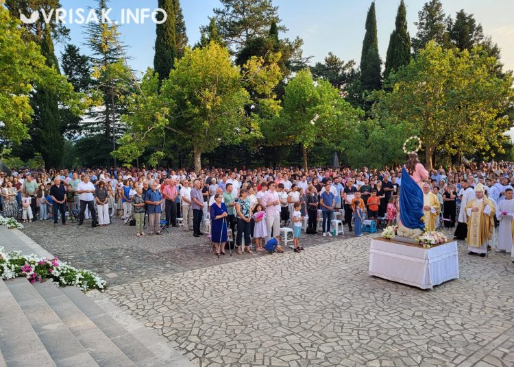 Široki Brijeg: Mnoštvo vjernika na procesiji i Uočnici Velike Gospe